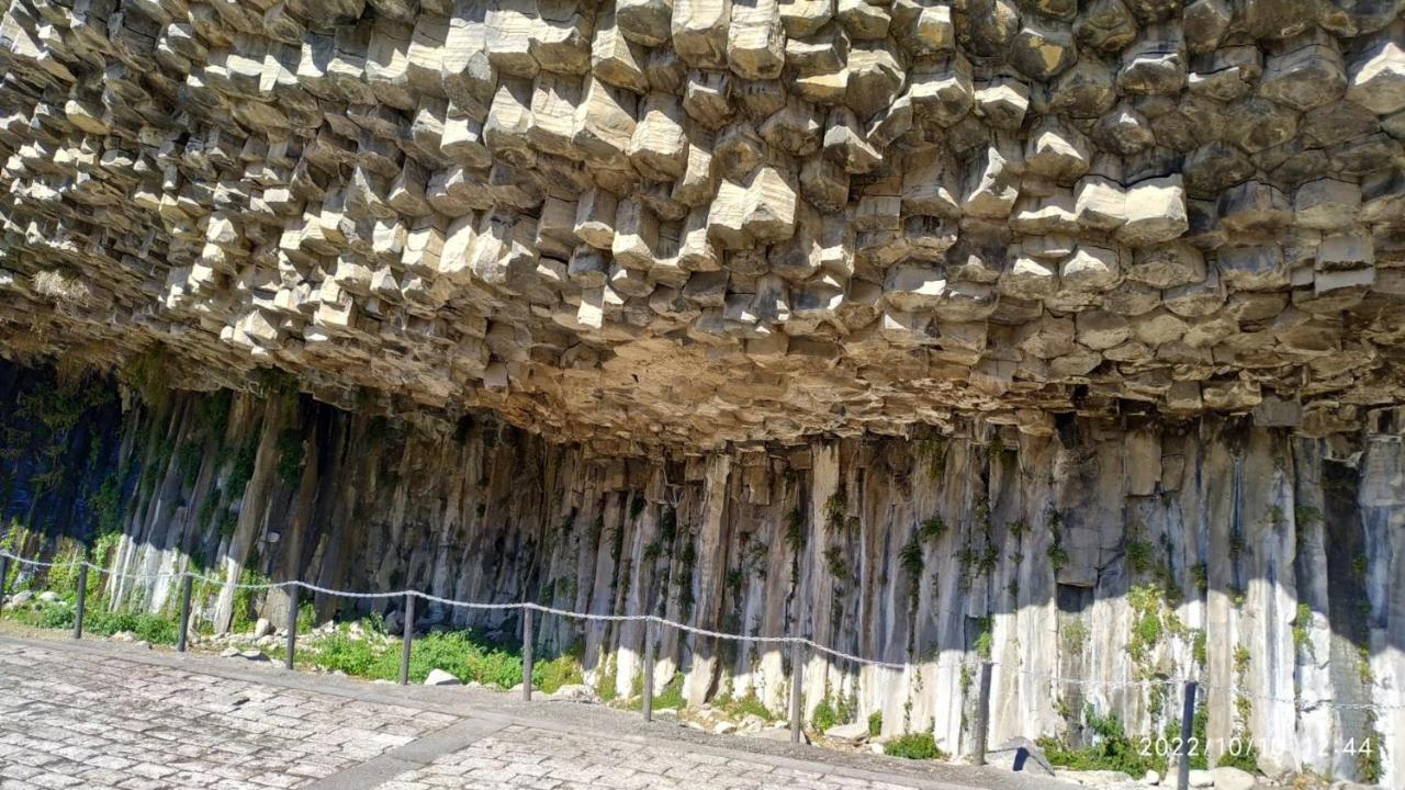 A Small Miracle In The Center Of Yerevan エレバン エクステリア 写真