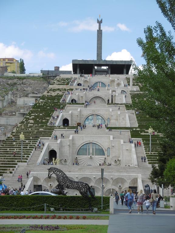 A Small Miracle In The Center Of Yerevan エレバン エクステリア 写真